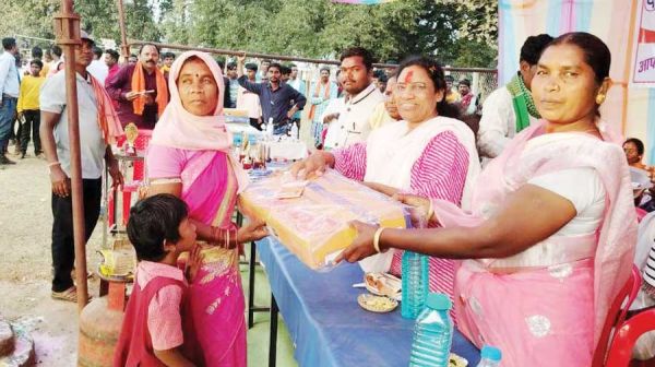उज्जवला गैस पाकर महिलाओं के चेहरे खिले