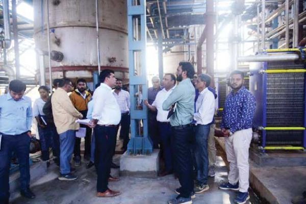 काम में विलम्ब के लिए उपकरण आपूर्ति और निर्माण फर्म को नोटिस