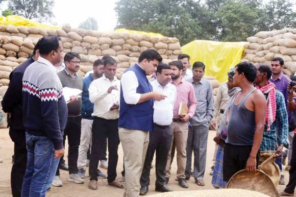 कलेक्टर ने किया धान खरीदी केन्द्र का निरीक्षण