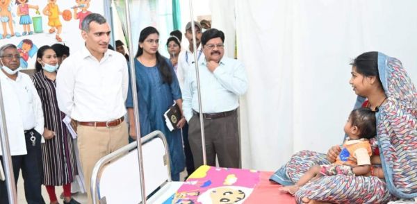 जिला अस्पताल का निरीक्षण, कलेक्टर ने मरीजों से की बात 
