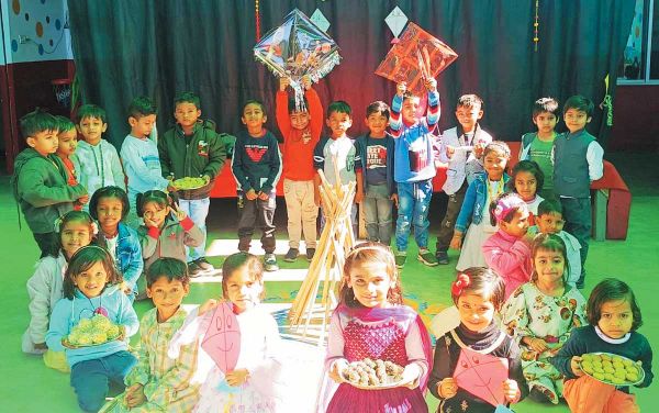 स्कूली बच्चों ने मनाई लोहड़ी एवं मकर संक्रांति