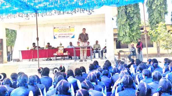 झगरपुर के आत्मानंद स्कूल में पुलिस ने लगाई चौपाल, किया जागरूक