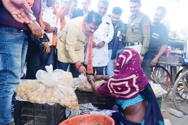  डिप्टी सीएम विजय शर्मा ने बुजुर्ग महिला से लड्डू खरीदकर लोगों में बांटे