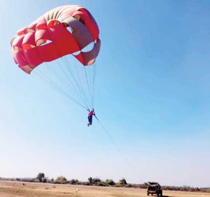 तातापानी महोत्सव में पैरासेलिंग एडवेंचर स्पोर्ट्स, लुत्फ उठा रहे लोग