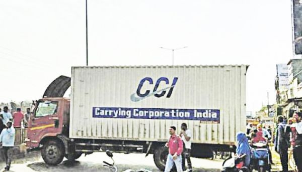 ट्रैफिक पुलिस की वसूली के खिलाफ ड्राइवर का प्रदर्शन, हाईवे पर अड़ा दी ट्रक