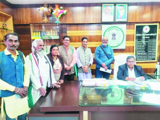 समाज सेवी संस्था के कार्यकर्ताओं ने कलेक्टर से की चर्चा