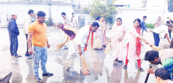 पूर्व सांसद, विधायक एवं नगर पंचायत अध्यक्ष ने चलाया झाड़ू