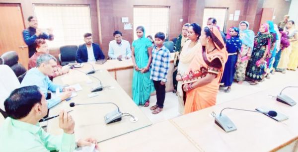 साप्ताहिक जनदर्शन में पहुँचे लोग, शिकायतों को दूर करने आवेदन