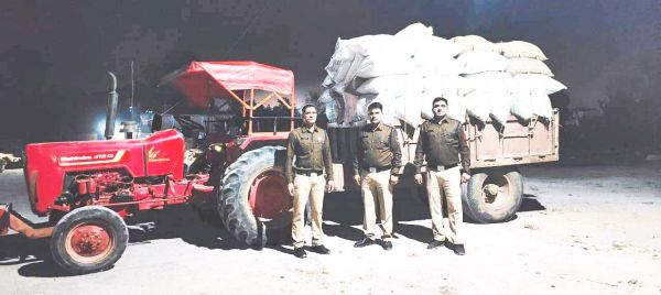 पुलिस को देख धान लोड ट्रैक्टर छोड़ भागा ड्राइवर  