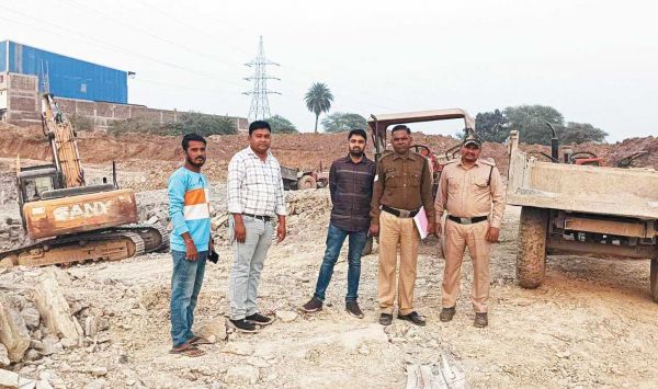 अवैध खनन-परिवहन, 2 पोकलेन, 6 ट्रैक्टर जब्त