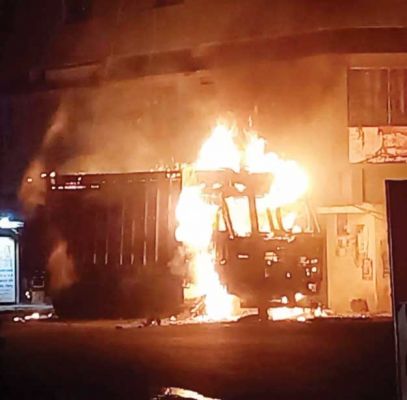 अंग्रेजी शराब से भरे ट्रक में लगी आग, घंटों मशक्कत बाद बुझी