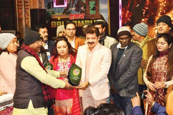 तातापानी महोत्सव: उदित नारायण का चला जादू, गानों ने बांधा समा