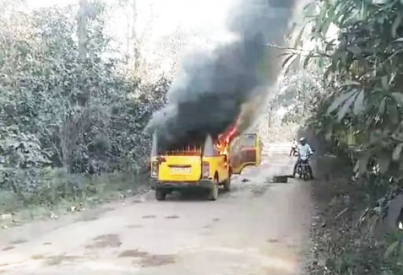 स्कूली वैन में अचानक लगी आग