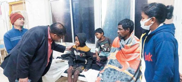 रतनजोत बीज खाने से 7 बच्चे बीमार, खतरे से बाहर, कलेक्टर पहुँचे अस्पताल 