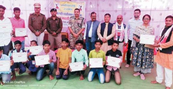 खेल सामग्री वितरित, उत्कृष्ट वनवासी खेल प्रतिभाओं का सम्मान