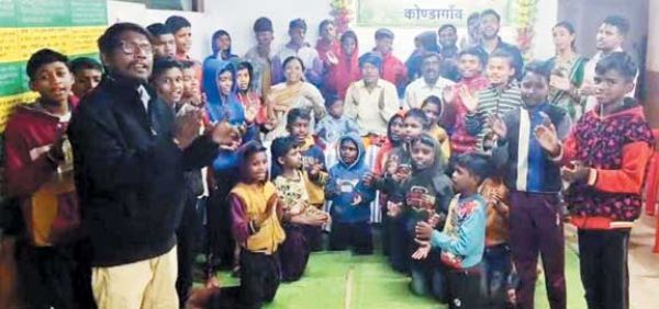लता पहुंचीं आश्रम, बच्चों ने सुनाया भजन