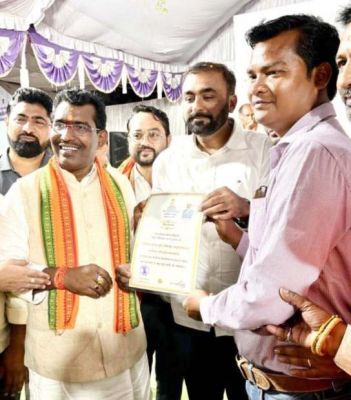विधायक ने पटवारी मनोज कंवर को किया सम्मानित