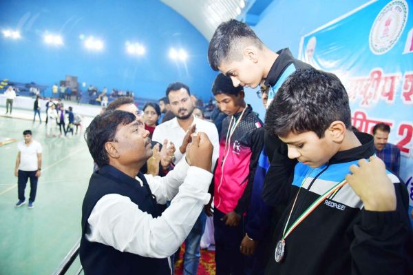 केदार कश्यप ने राष्ट्रीय शालेय क्रीड़ा स्पर्धा के विजेताओं को किया पुरस्कृत