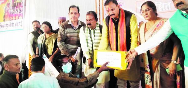 मरीजों को गोद लेकर स्वास्थ्य मंत्री ने किया पोषण आहार प्रदाय