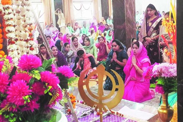 गुरु गोविंद सिंह की जयंती पर पूर्व विधायक ने मात्था टेककर की अरदास