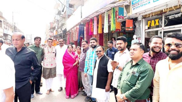 पाश्र्वनाथ जिनालय से जैन  समाज ने निकाली शोत्रायात्रा