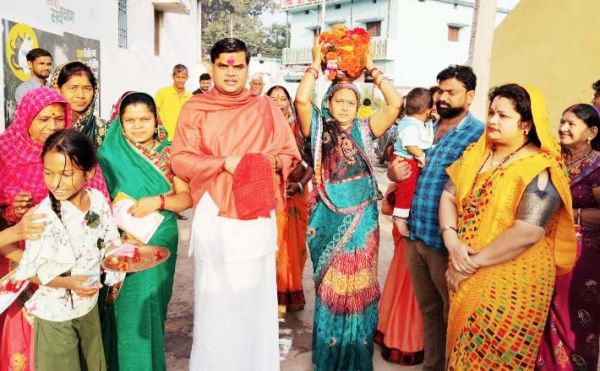 अक्षत कलश यात्रा निकाल अयोध्या आने  दिया आमंत्रण