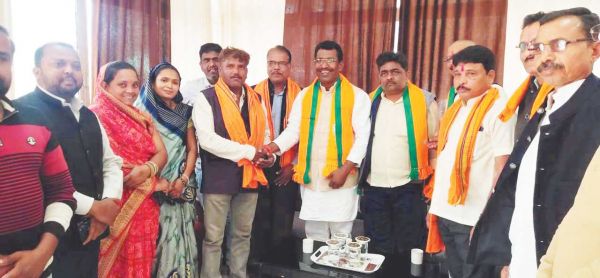 शिवसेना जिला उपाध्यक्ष ने किया भाजपा प्रवेश,  विधायक ने गमछा पहनाकर किया स्वागत