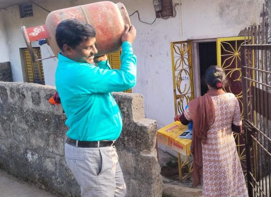 पार्षद की मदद से मिला गैस सिंलेंडर