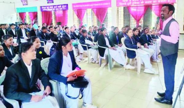 परीक्षा के महत्व व कॅरियर पर चर्चा