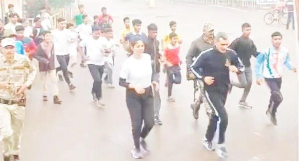 बारिश के बीच यातायात जागरूकता दौड़