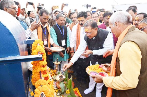 सीएम ने कुसुमघटा में नवनिर्मित गुड़ उद्योग का किया शुभारंभ