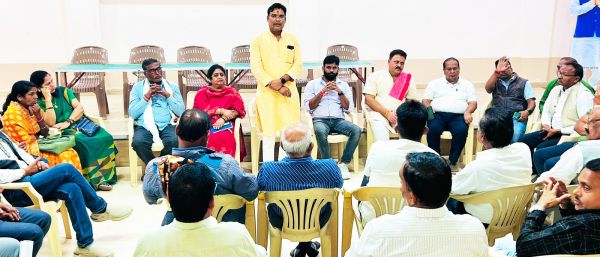 क्राउडफंडिंग अभियान को लेकर राजीव भवन में बैठक