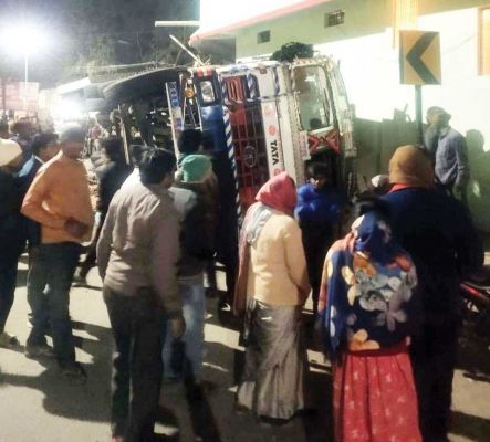 एनएच पर कोयला लोड ट्रक पलटा