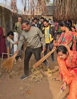आम जनों संग मिलकर विधायक ने मंदिर में चलाया सफाई अभियान