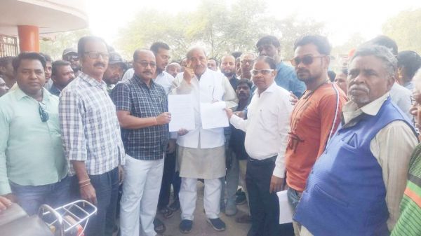 रहवासियों ने व्यवस्थापन के लिए सौंपा ज्ञापन
