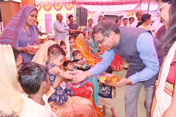 स्टॉल लगाकर ग्रामीणों को  दी योजनाओं की जानकारी