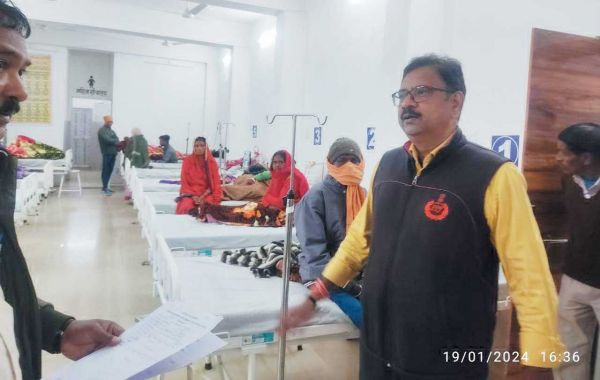 सडक़ हादसे में घायलों से मिलने पहुंचे एसपी