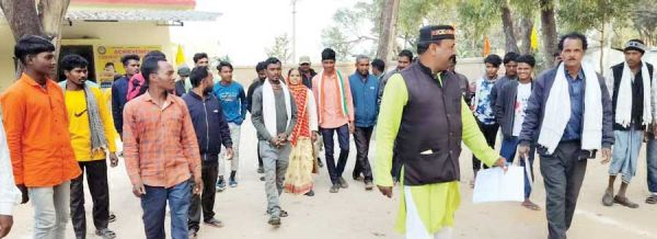 लो वोल्टेज, ग्रामीणों ने जिपं अध्यक्ष और कलेक्टर को सौंपा ज्ञापन