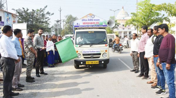 मतदाता जागरूकता : प्रचार वाहन को दिखाई झंडी 