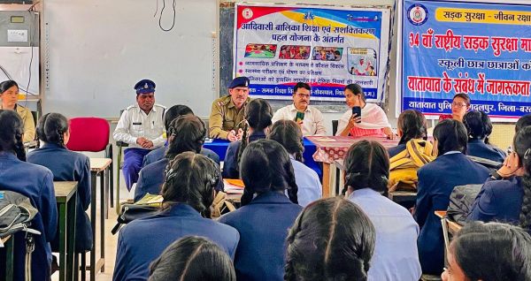 स्कूली बच्चों को दी सडक़ सुरक्षा की जानकारी