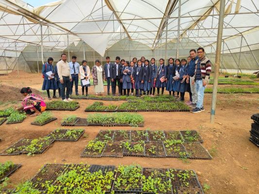 कृषि छात्रों ने किया शैक्षणिक भ्रमण