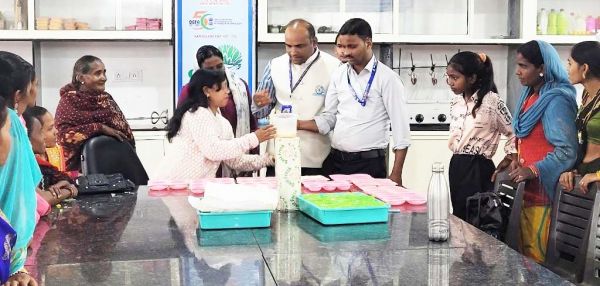 सीवीआर में आदिवासी महिलाओं को दी गई स्वरोजगार की जानकारी