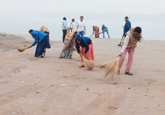 मंदिरों और तीर्थ स्थल की हुई सफाई