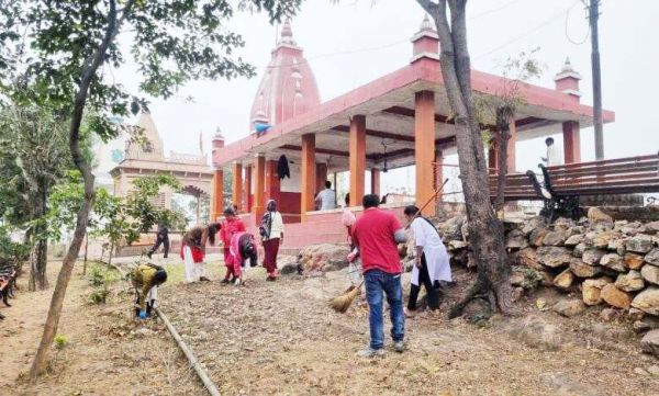 पहाड़ पर चढक़र की गई मंदिर की सफाई