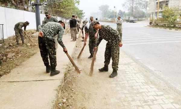 जवानों ने चलाया स्वच्छता अभियान
