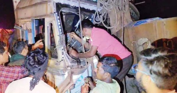 बेकाबू ट्रक पलटने के बाद खड़े ट्रक में जा घुसा, लगा जाम