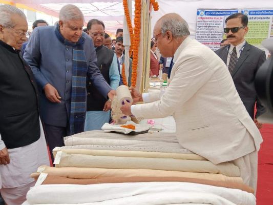 उप राष्ट्रपति ने इंदिरा गांधी कृषि विवि में विकास प्रदर्शनी का किया अवलोकन  