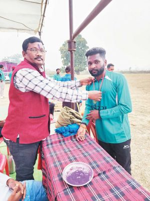 कांग्रेस नेता के हाथों खिलाड़ी सम्मानित