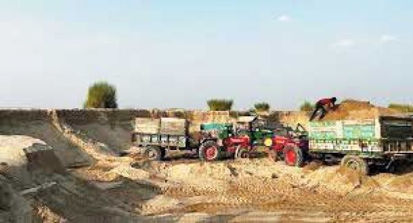 रेत का अवैध भंडारण, नहीं हो रही कार्रवाई