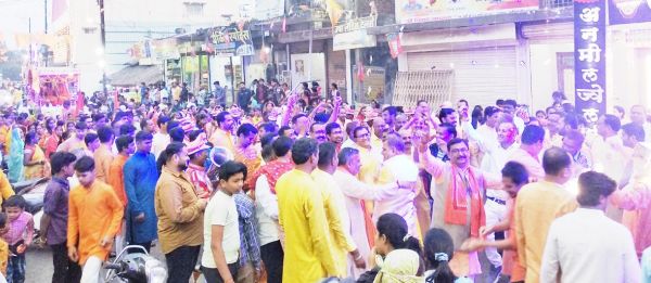 शोभायात्रा निकाल रामलला के प्राण प्रतिष्ठा की खुशी मनाई 